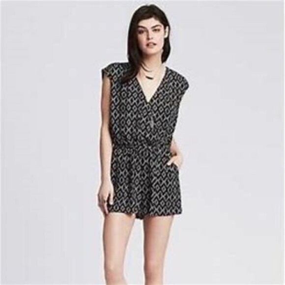 [Banana Republic] Printed Deep V-neck Romper - Picture 1 of 8